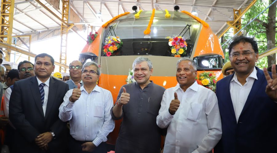 Hon'ble Railways Minister Unveils India's First BEML-Made Vande Bharat Sleeper Trainset